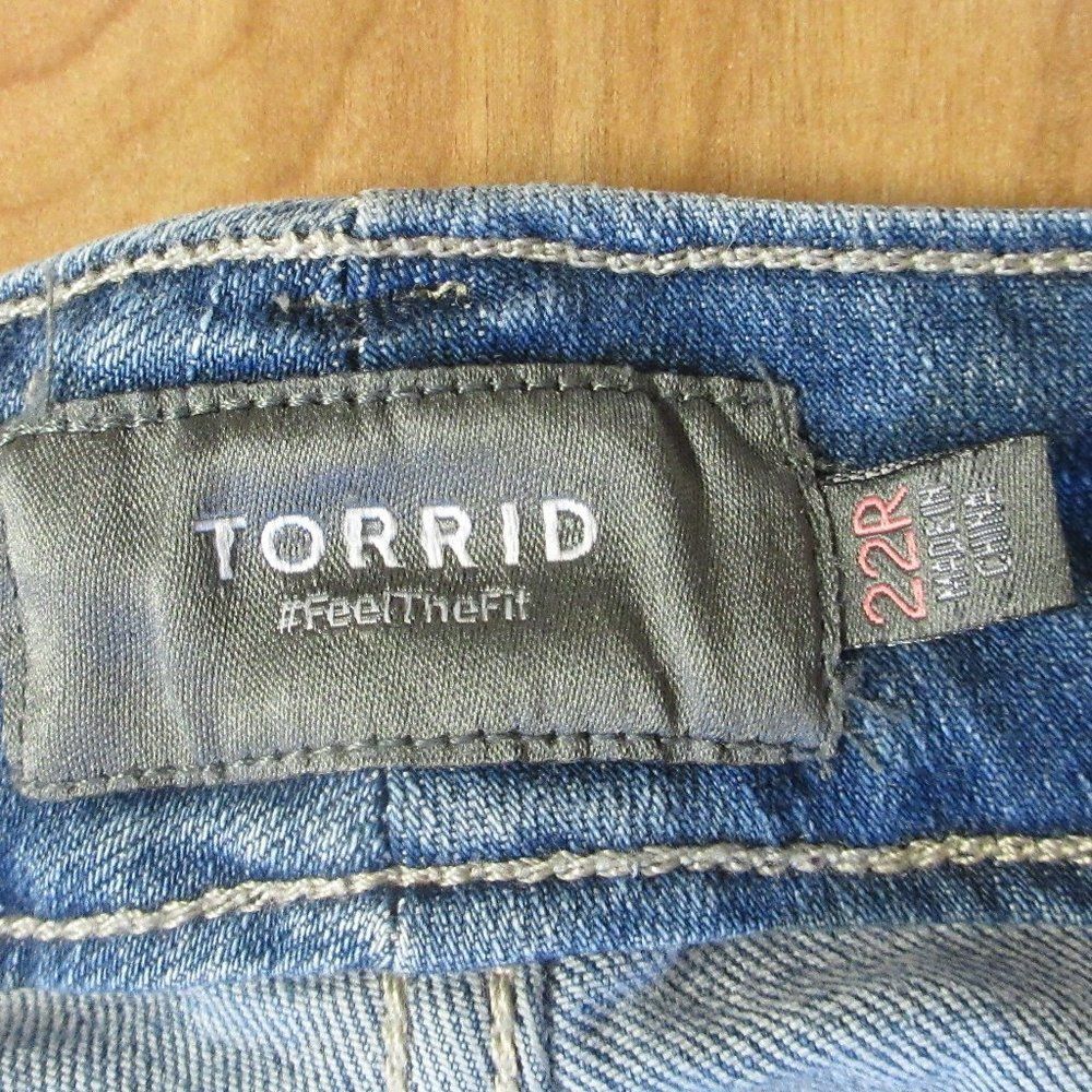 TORRID Perfect Boyfriend Ankle Mid-Rise Jeans Size 22W Ripped Stretch Denim NWT - Picture 5 of 16